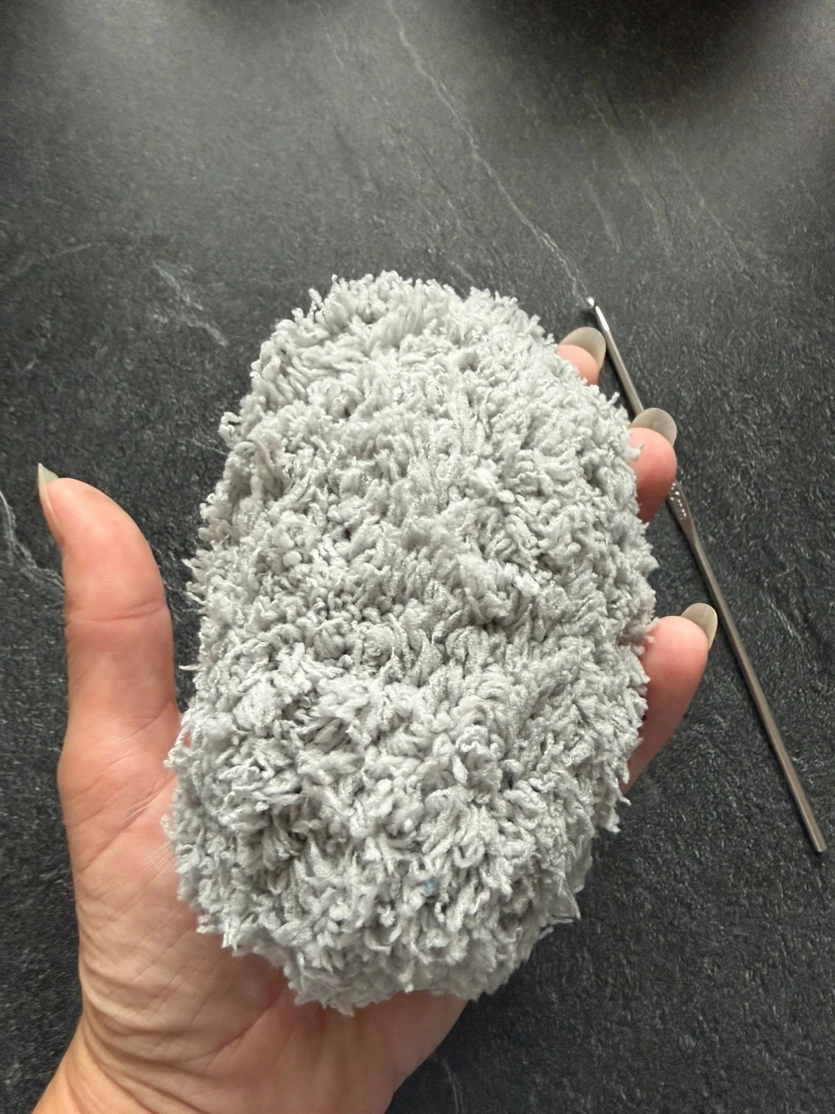 Pelote de fil pelucheux gris – photo 3